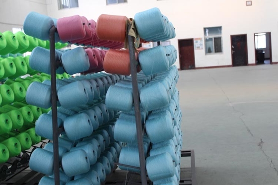 40s/2 نخ پلی استر با استحکام بالا با الیاف Yizheng و بیش از 1000 رنگ قابل انتخاب