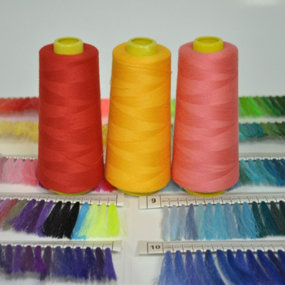 رنگ های سهام 40/2 100% رشته دوخت پلی استر 3000Yards/Cone