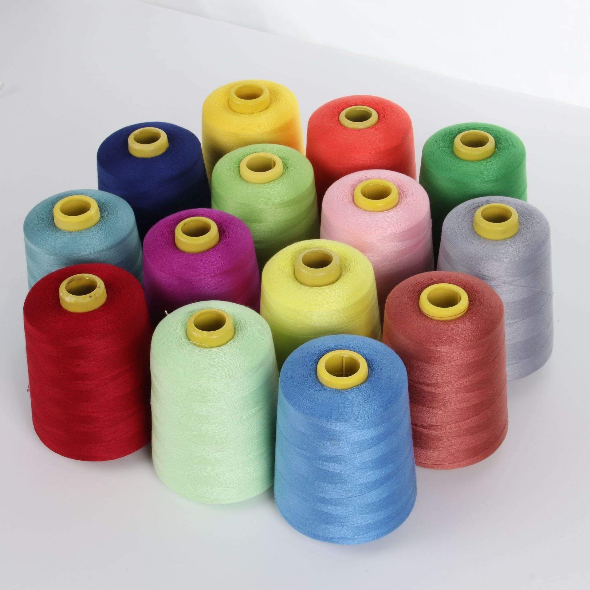 100 نخ دوختن پلی استر برای حرفه ای های دوخت لباس 40S/2